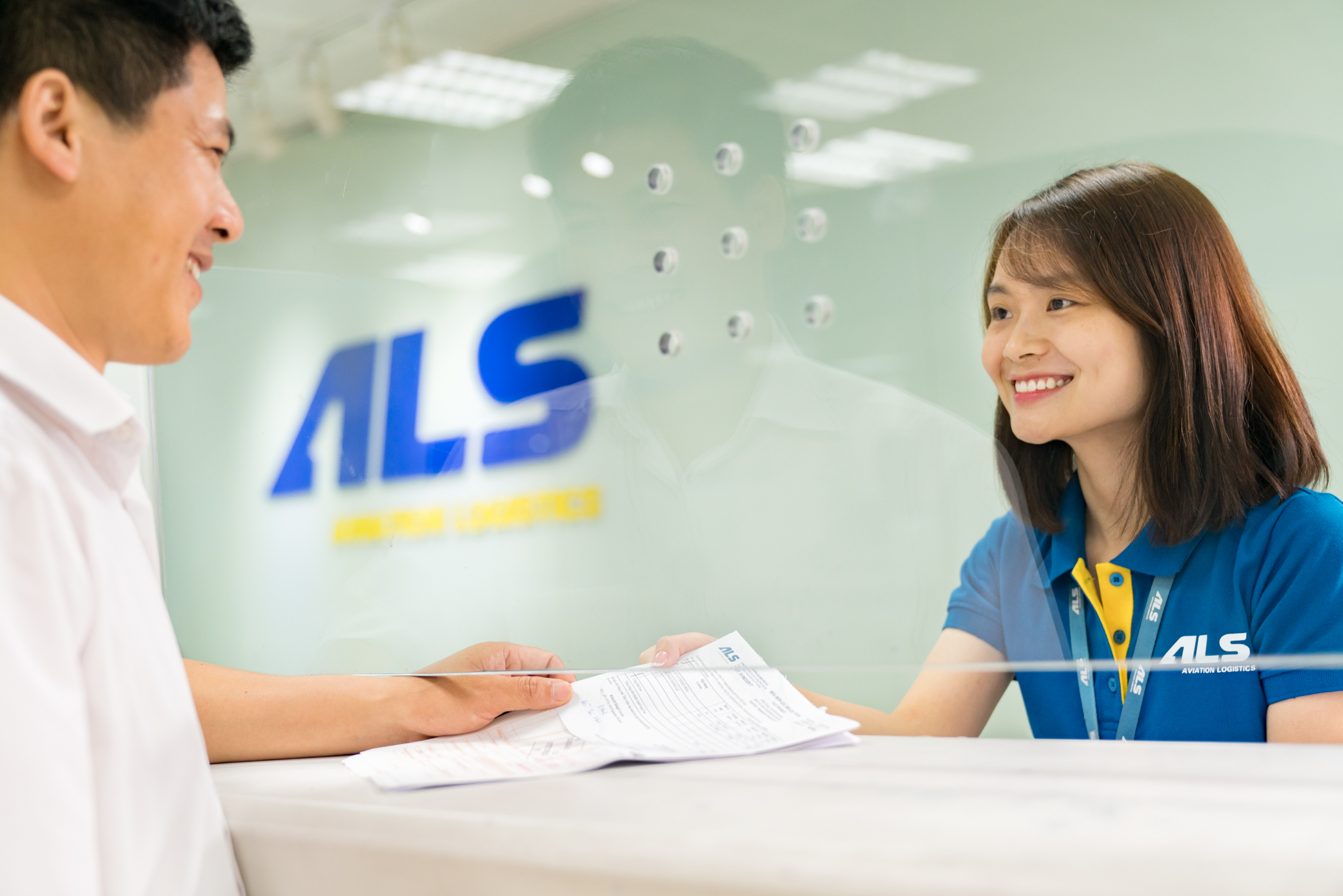 Customer Service Photograph | Hanoi Corporate Photographer Ehrin Macksey